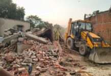 कोर्ट के आदेश पर कुशीनगर में हटाया गया अतिक्रमण, ग्रामीणों के विरोध के बीच पुलिस-प्रशासन ने संभाला मोर्चा